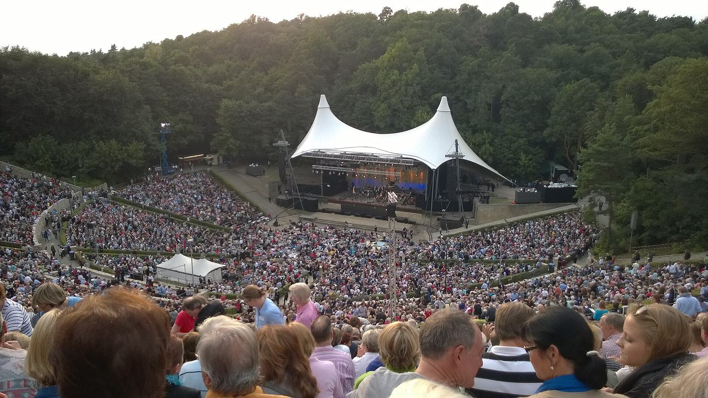 Blick über die gefüllten Ränge der Berliner Waldbühne auf die Bühne.