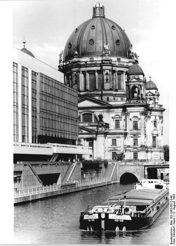 Blick über die Spree auf den Palast der Republik und den Berliner Dom im August 1983.