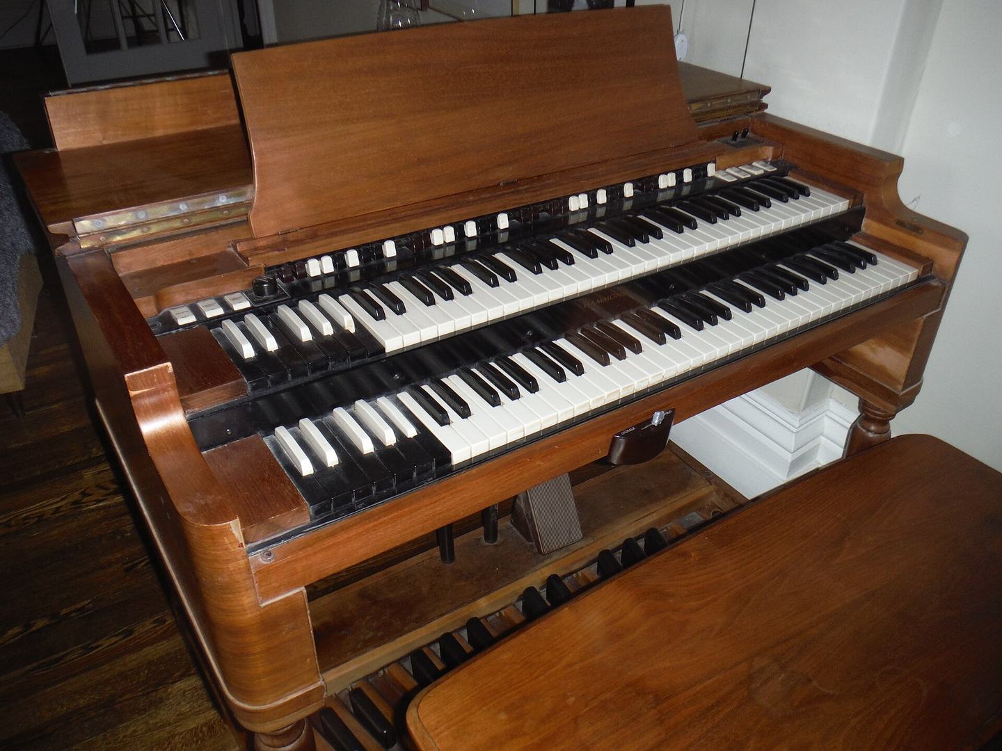 Eine Hammond-B3-Orgel aus Holz mit zwei Manualen und Pedalwerk.