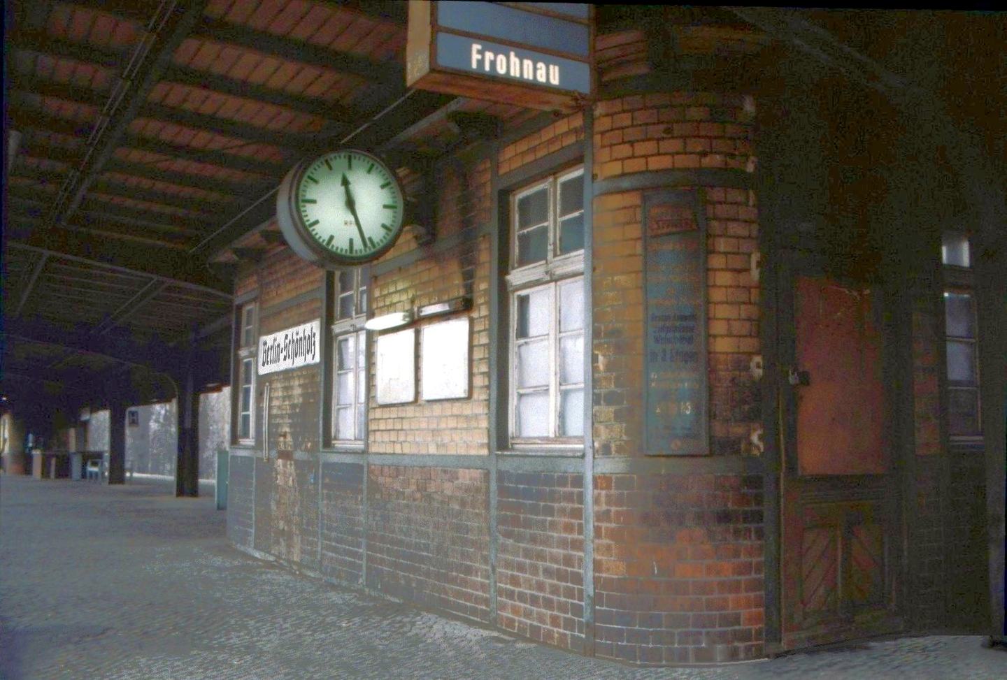 Der menschenleere West-Berliner S-Bahnhof Schönholz im September 1983 mit Bahnhofsuhr und Zugziel Frohnau.