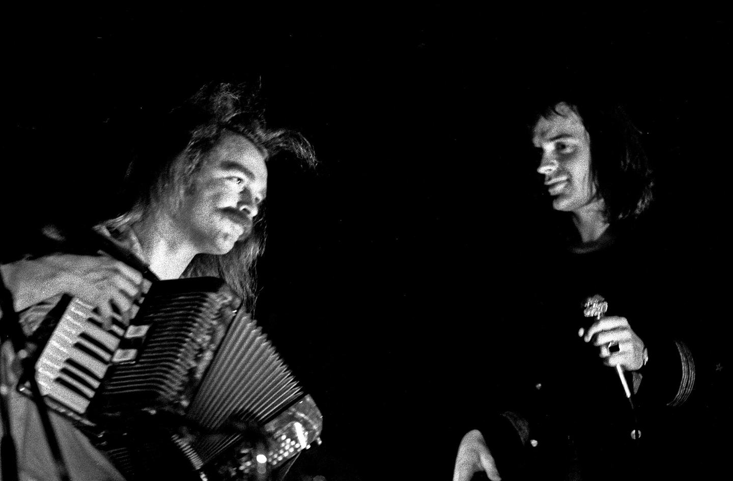 Gottfried Böttger spielt Akkordeon, während Udo Lindenberg neben ihm ein Mikrofon hält.