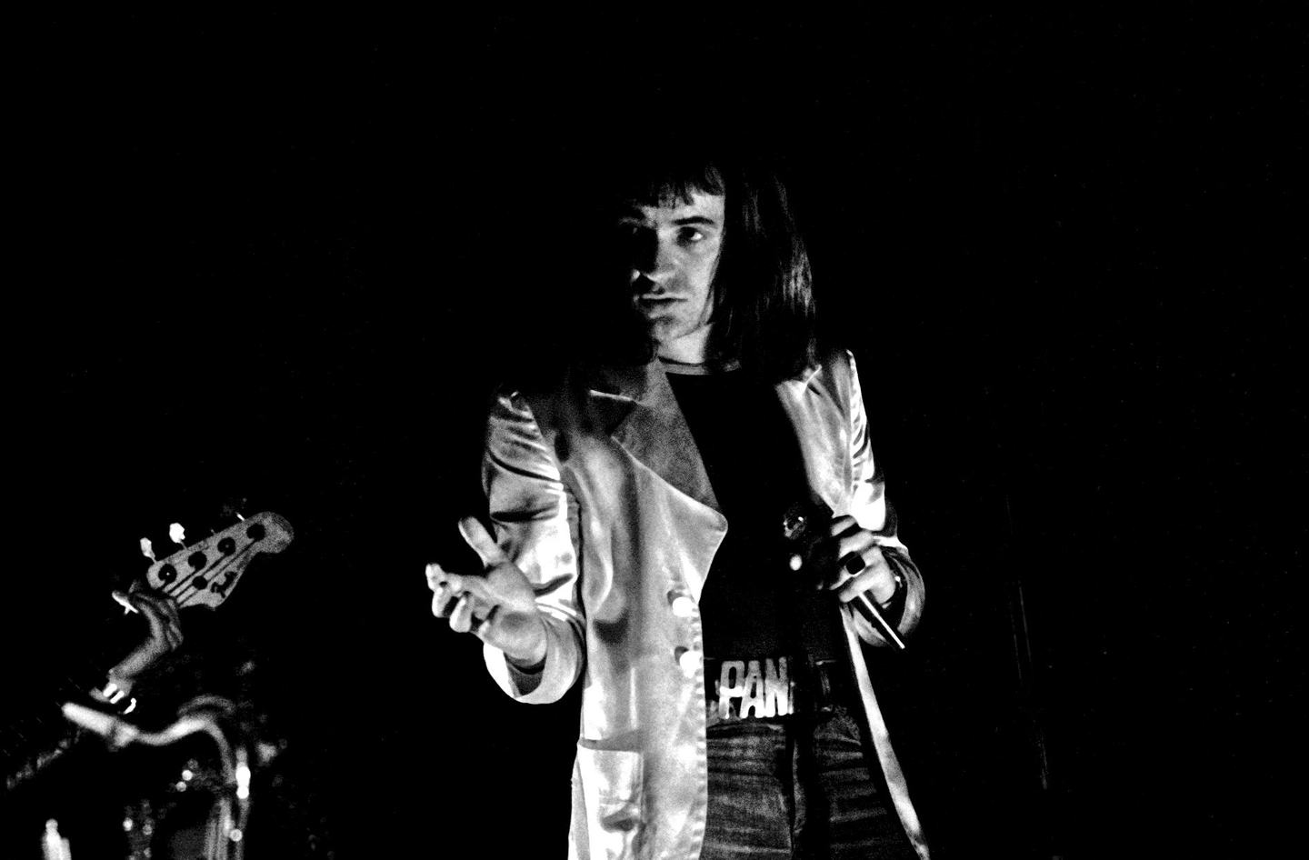 Udo Lindenberg singt 1974 im dunklen Bühnenlicht der Hamburger Musikhalle.