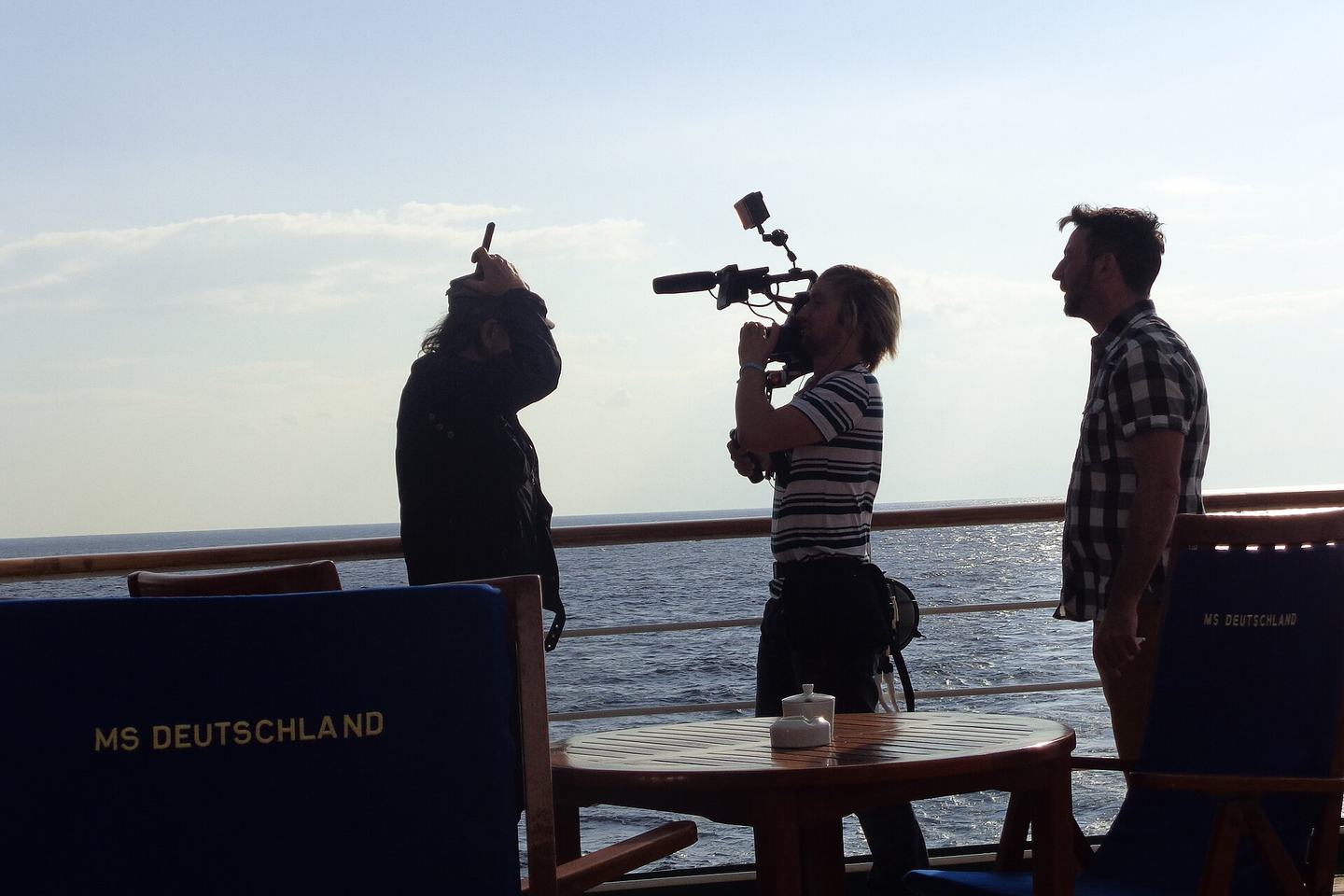 Udo Lindenberg steht 2014 als Silhouette vor einem Kamerateam auf dem Deck eines Schiffs.
