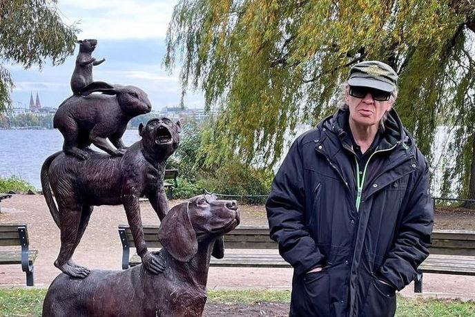 Udo Lindenberg steht 2023 neben der Tierplastik Hamburger Stadtmusikanten an der Alster.